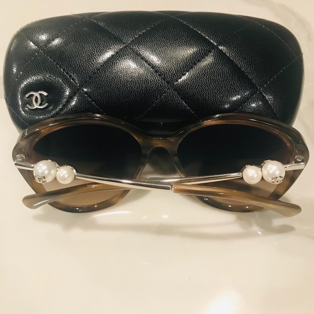 Chanel pearled butterfly sunglasses 🕶🕶🕶🕶 - Picture 6 of 7